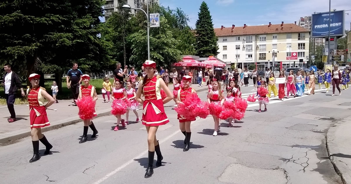 DOBOJ: Mažoretkinje za BEBE! Pozovi 1416 za naše MRVICE!