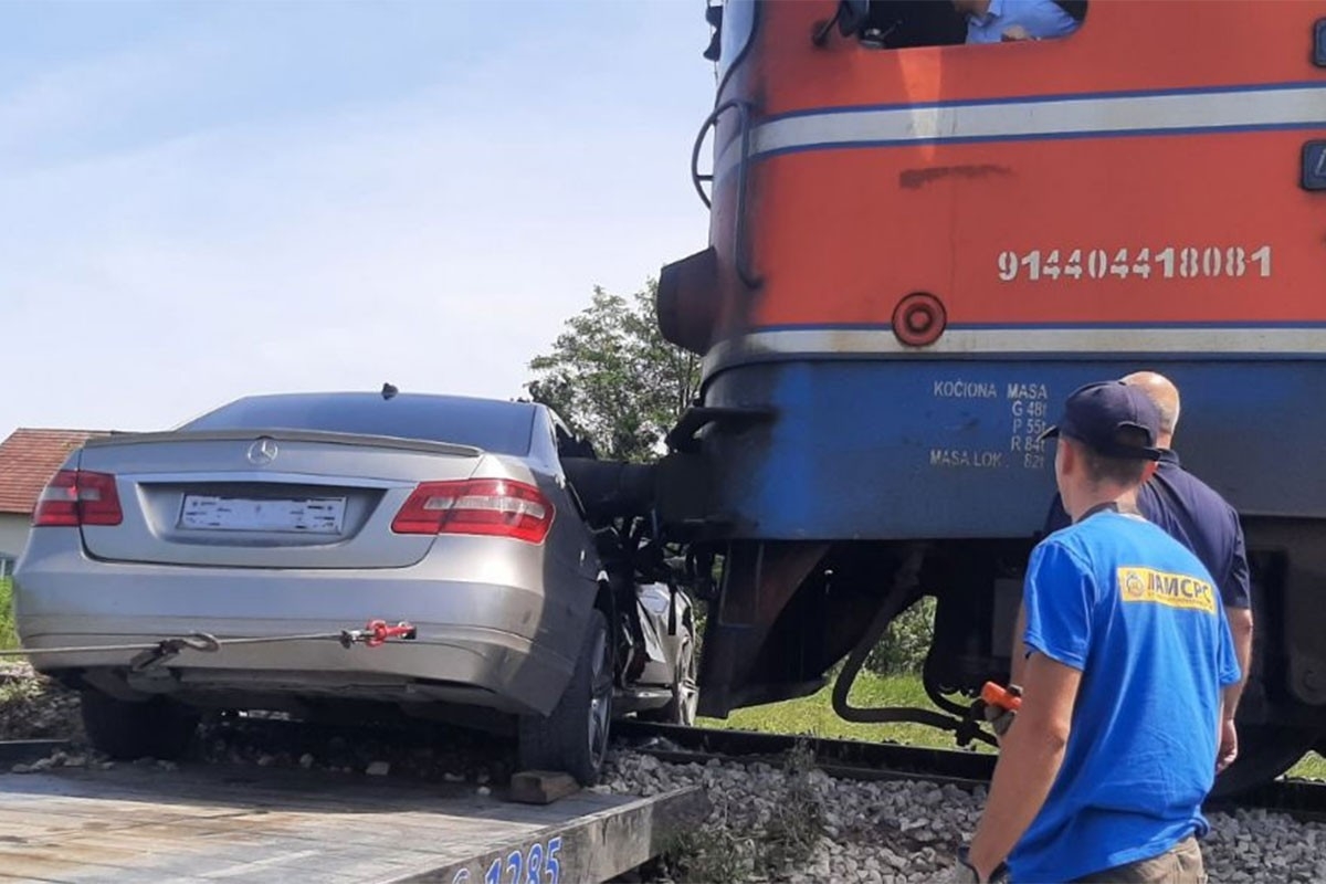 DOBOJ: Automobil podletio pod lokomotivu