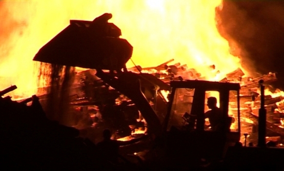 PETROVO: Požar u fabrici peleta (FOTO)