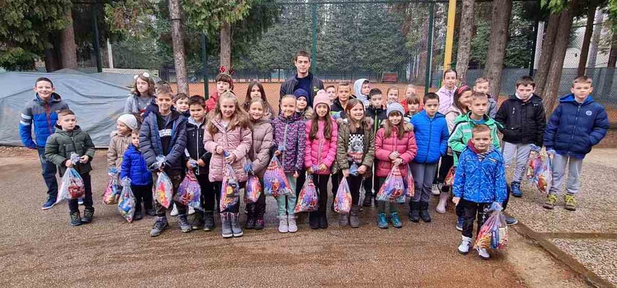 DOBOJ: Paketići za najmlađe članove Teniskog kluba "Doboj"! (FOTO)