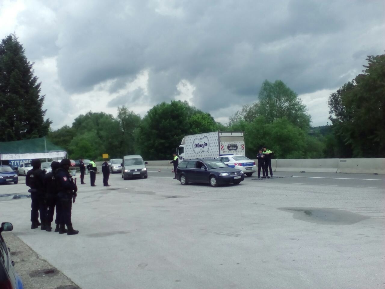 OKOM KAMERE: Policija blokirala izlaz iz grada!?