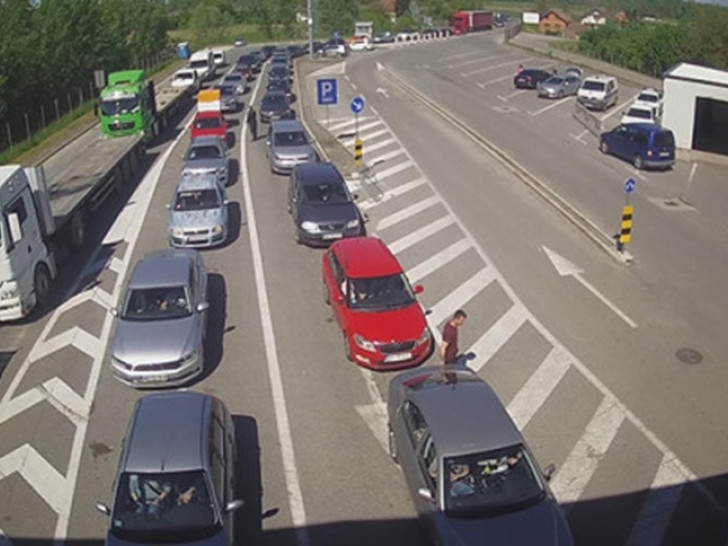 GRANIČNI PRELAZI: Duge kolone na prelazima Gradiška, Kozarska Dubica, Velika Kladuša i Orašje
