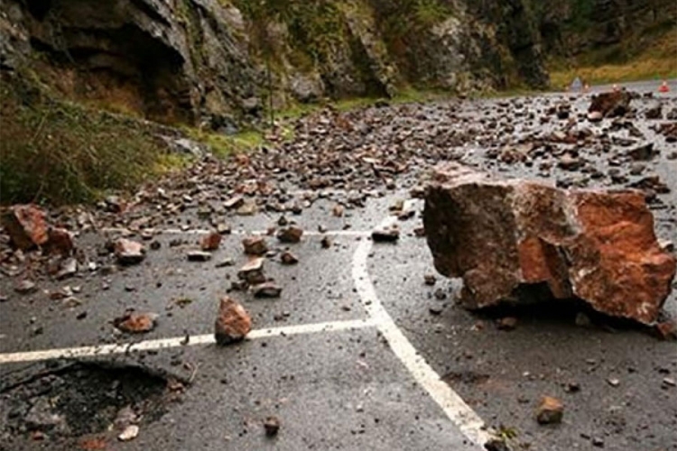 PUTEVI: Oprez, učestali odroni