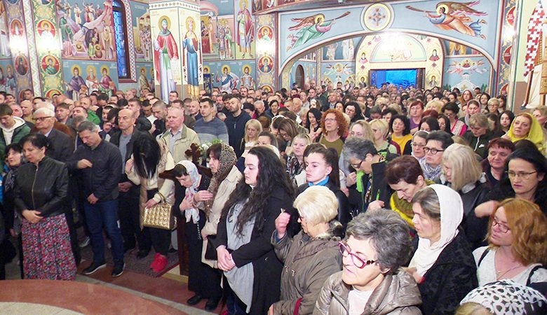 DOBOJ: Dobojlije u velikom broju dočekale Vaskrs u Hramu Rođenja Presvete Bogorodice (FOTO) (VIDEO)