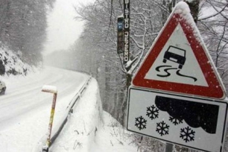 PUTEVI: Oprez zbog magle i poledice
