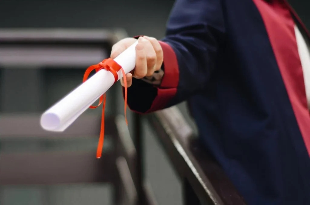 Za trgovinu diplomama kažnjeni 500 maraka