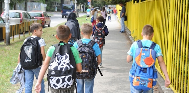 NOVA PRAVILA U OSNOVNIM ŠKOLAMA U RS: Nastava bez farmerki i pirsinga!