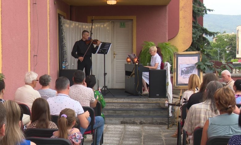 DOBOJ: Održan koncert klasične muzike na terasi Centra za kulturu i obrazovanje (FOTO)