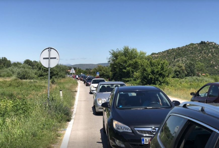 NAORUŽAJTE SE STRPLJENJEM Gužve na graničnim prelazima Izačić i Brod