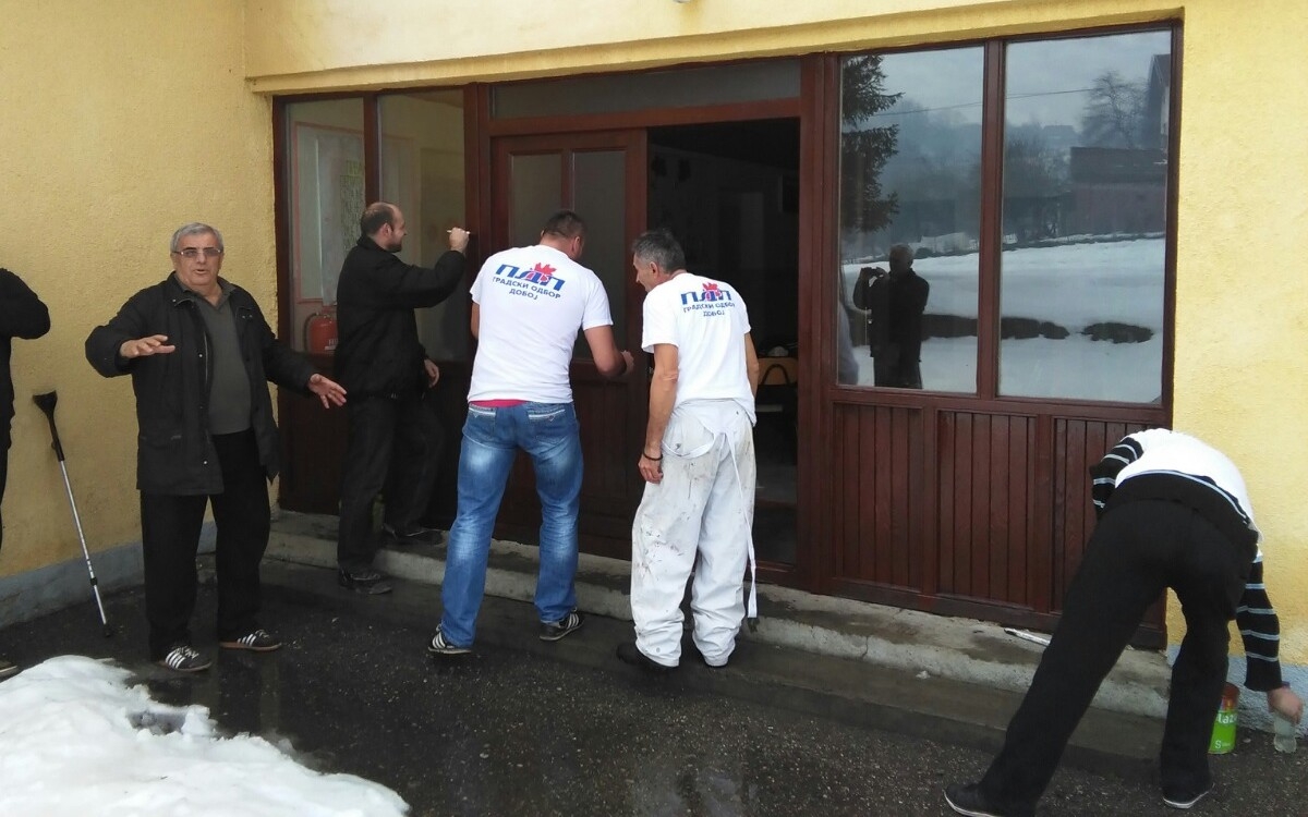 DOBOJ: Ofarbana stolarija u Osnovnoj školi "Sveti Sava" u Pridjelu Donjem (FOTO)