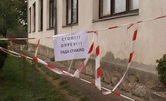 DOBOJ: Prozorska stakla prijete učenicima (VIDEO)