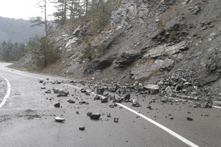 PUTEVI: Povećana opasnost od odrona u usjecima