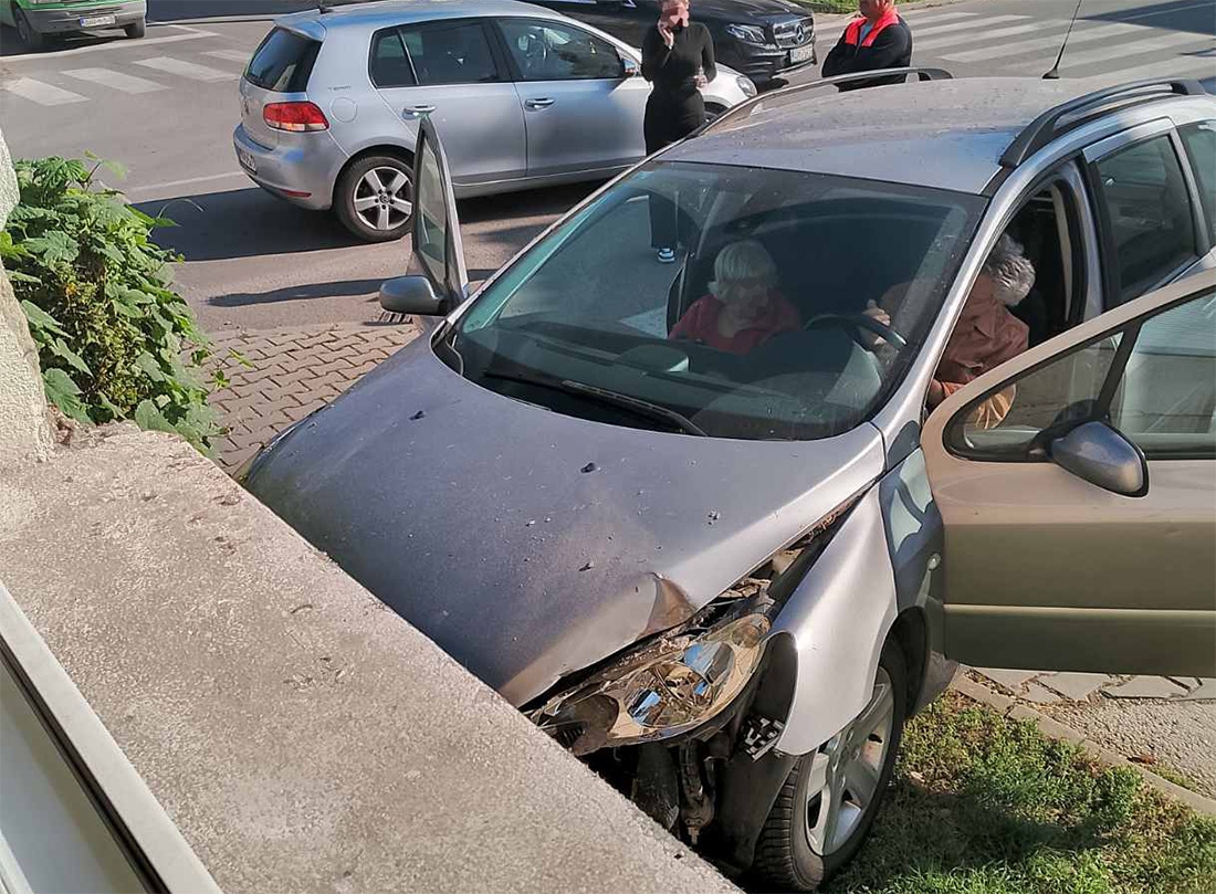 DOBOJ: Još jedan sudar na "čuvenoj" raskrsnici u ulici Kneza Lazara (FOTO)