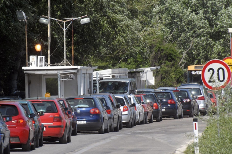 GRANICA: Kolone vozila na izlazu prema Hrvatskoj