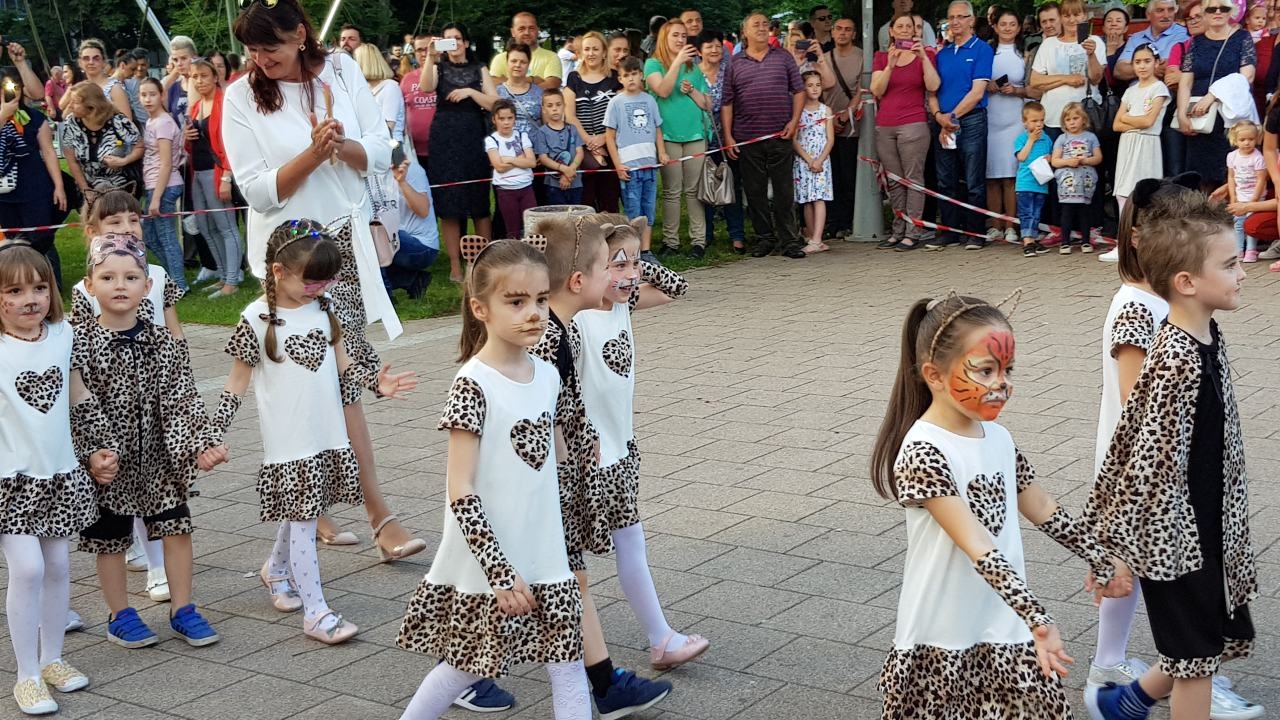 DOBOJ: Defile mališana iz vrtića "Majke Jugović"