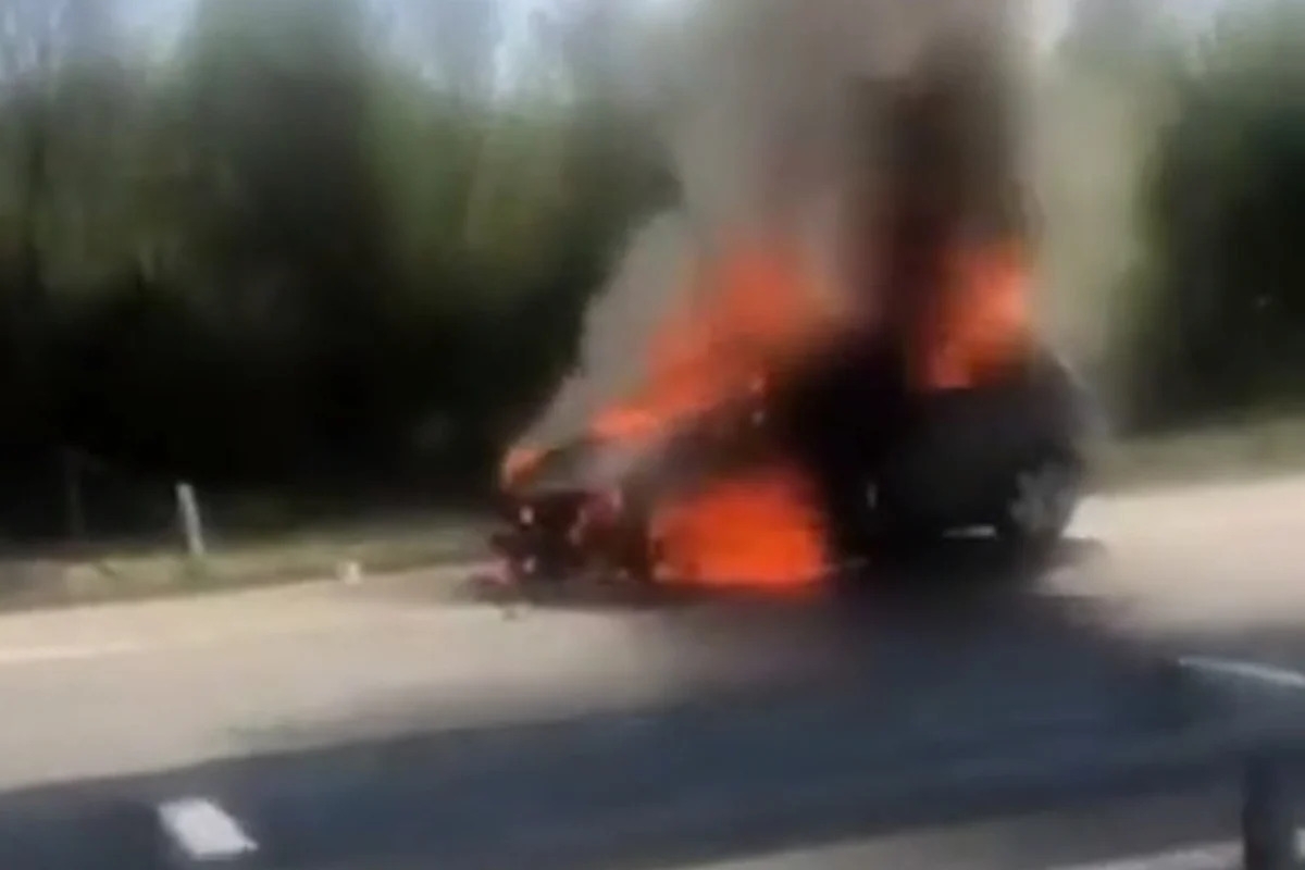 DOBOJ: Izgorio automobil na autoputu Banja Luka - Doboj