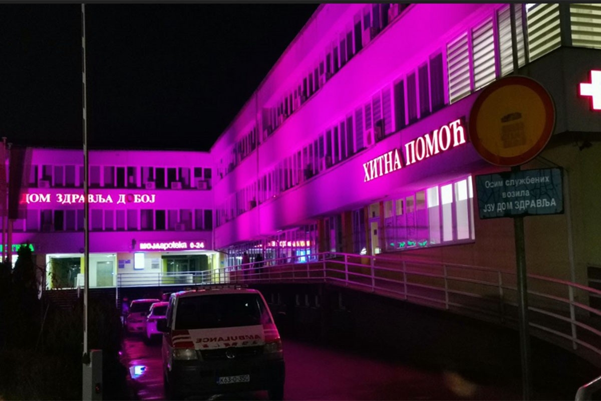 DOBOJ: Dom zdravlja Doboj osvijetljen ružičastom bojom