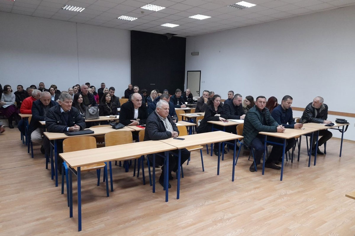 DOBOJ: Budžetski korisnici ispunili salu, samo rijetki i progovorili (VIDEO)
