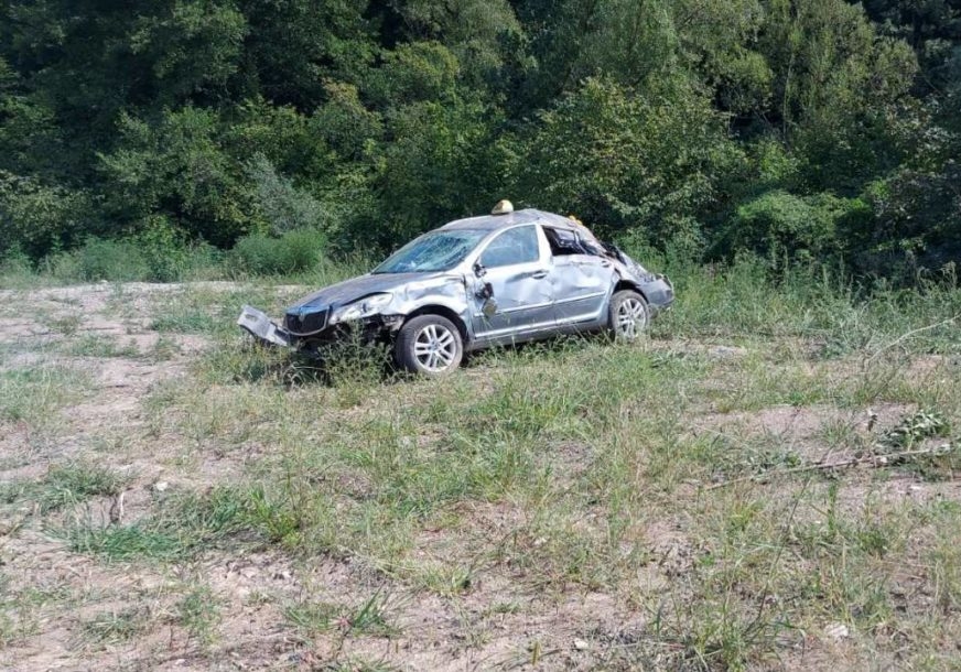 MALOLJETNIK NAPRAVIO HAOS Ukrao taksi, sletio s puta i potpuno slupao vozilo (FOTO)