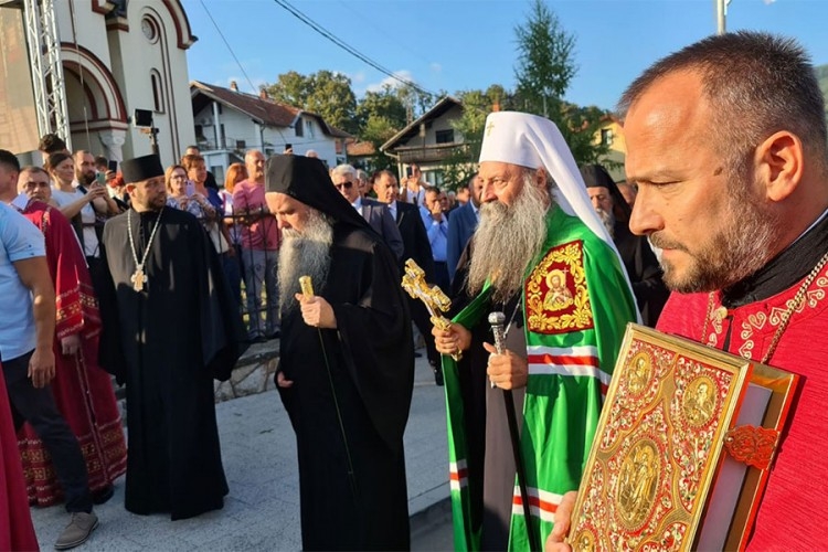 PATRIJARH PORFIRIJE STIGAO U DOBOJ Veliki broj građana dočekao poglavara SPC