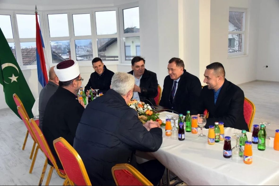 DOBOJ: Islamska zajednica uputila izvinjenje zbog izostanka zastave BiH na sastanku s Dodikom