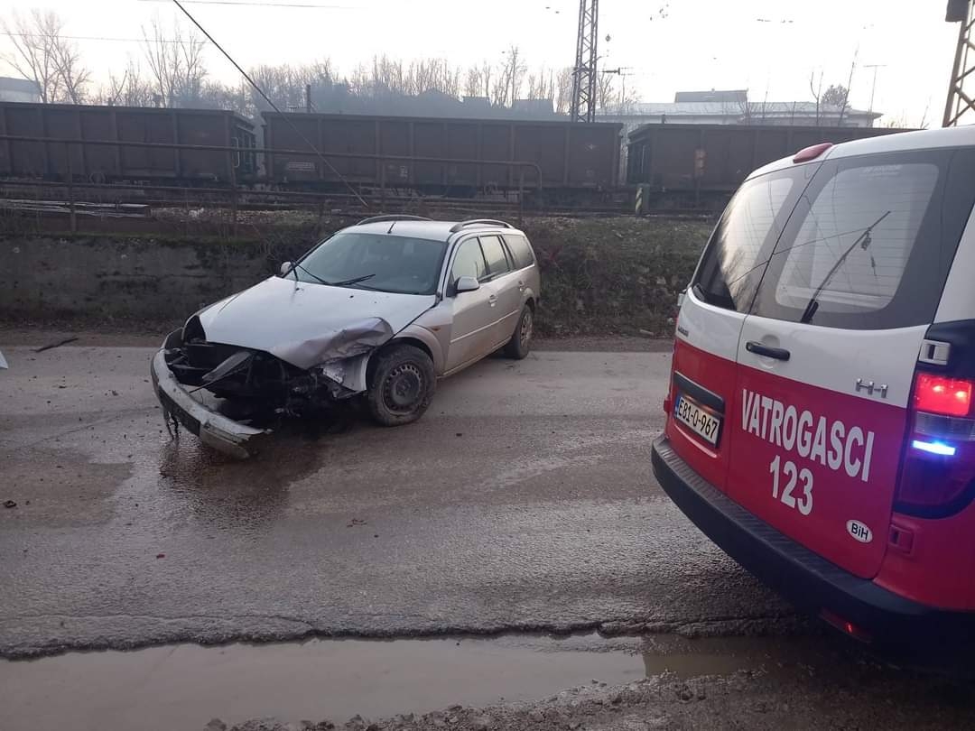 SAOBRAĆAJNA NEZGODA NA PUTU DOBOJ-MAGLAJ: Morali intervenisati spasioci. (FOTO)