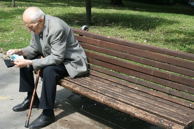 DOBOJ: Počela isplata penzija