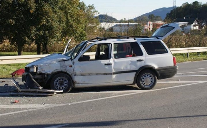 DOBOJ: Dva lica povrijeđena u sudaru