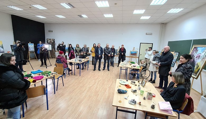 DOBOJ: Izložba rukotvorina “I ovo smo mi – vrijedne, vidljive i ponosne” (FOTO)
