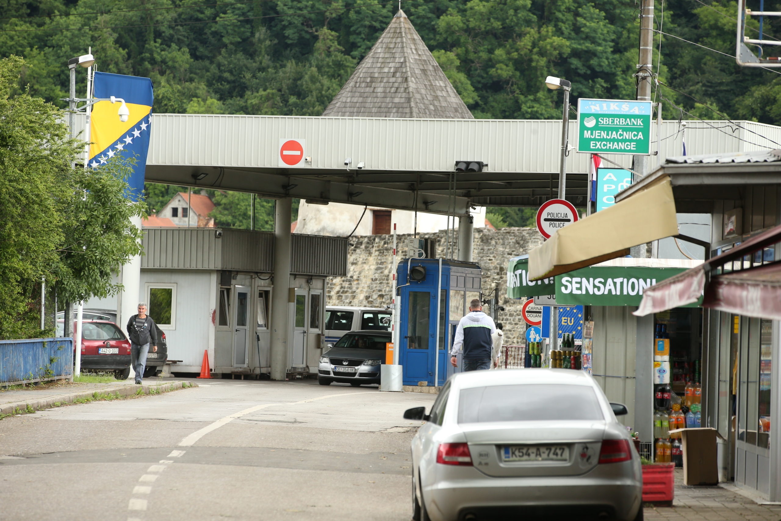 PUTEVI: Pretežno suvi kolovozi, pojačan saobraćaj na više graničnih prelaza