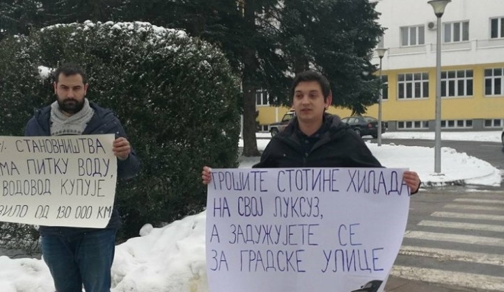 DOBOJ: Aktivisti Restarta napadnuti, policija ih ispratila iz grada!