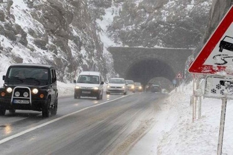 PUTEVI: Poledica, odroni i smanjena vidljivost, vozači oprez