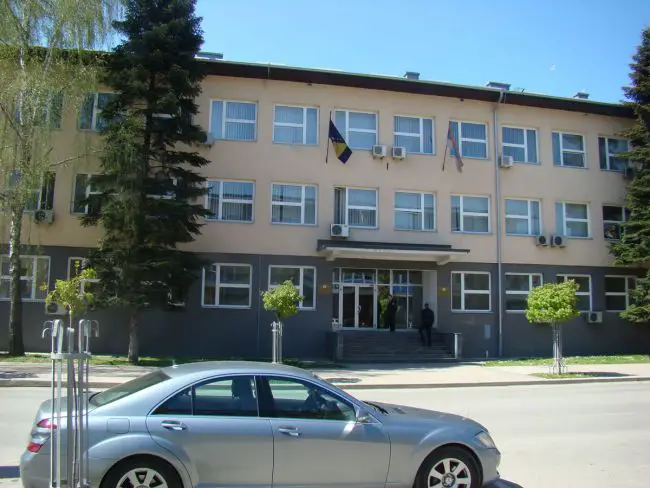 FOTO: Dobojski Info | DOBOJ: Vedranu Stojanoviću produžen pritvor zbog ucjenjivanja bivše djevojke