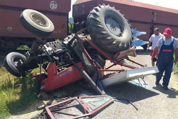 FOTO: ŽRS | DOBOJ: Teretni voz naletio na traktor u Modriči, nema povrijeđenih