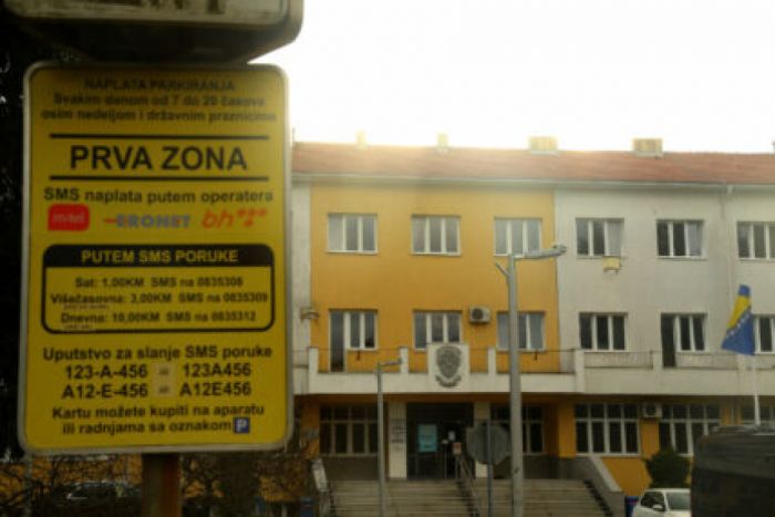 FOTO: Dobojski Info | DIRG ŠALJU U STEČAJ, RADNIKE NA ULICU: Vlast u Doboju pere ruke od "fabrike stranačkih uhljeba"