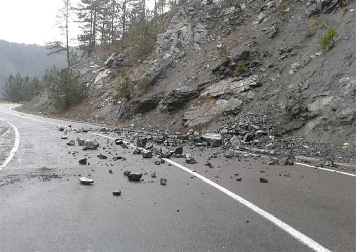 FOTO: Dobojski Info | PUTEVI: Vozači oprez zbog odrona i jačih udara vjetra