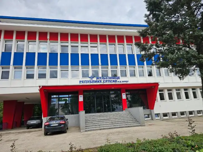 FOTO: Dobojski Info | DOBOJ: Željeznice Srpske posluju s minusom, a radnici traže veće plate i kolektivni ugovor