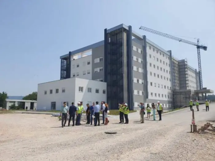 FOTO: Dobojski Info | DOBOJ: Nova bolnica ponovo u kašnjenju zbog loše pripremljenog projekta?
