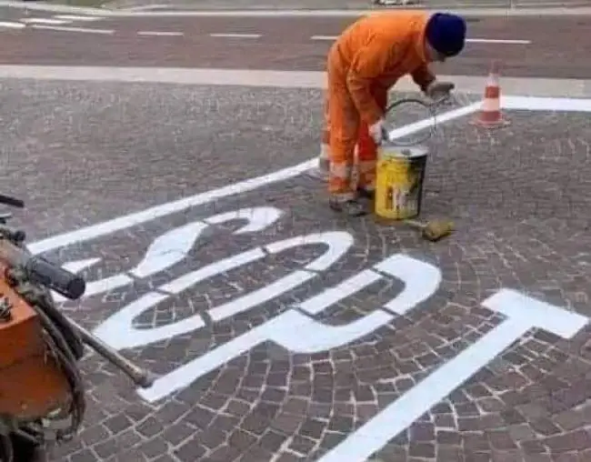 FOTO: Dobojski Info | KO ĆE RADITI HORIZONTALNU SIGNALIZACIJU PO DOBOJU?: Slični kao ovi na snimku.
